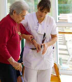 Photo d'une accompagnante éducatif qui soutient une personne âgée