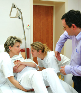 Photo de deux aides-soignantes avec une patiente